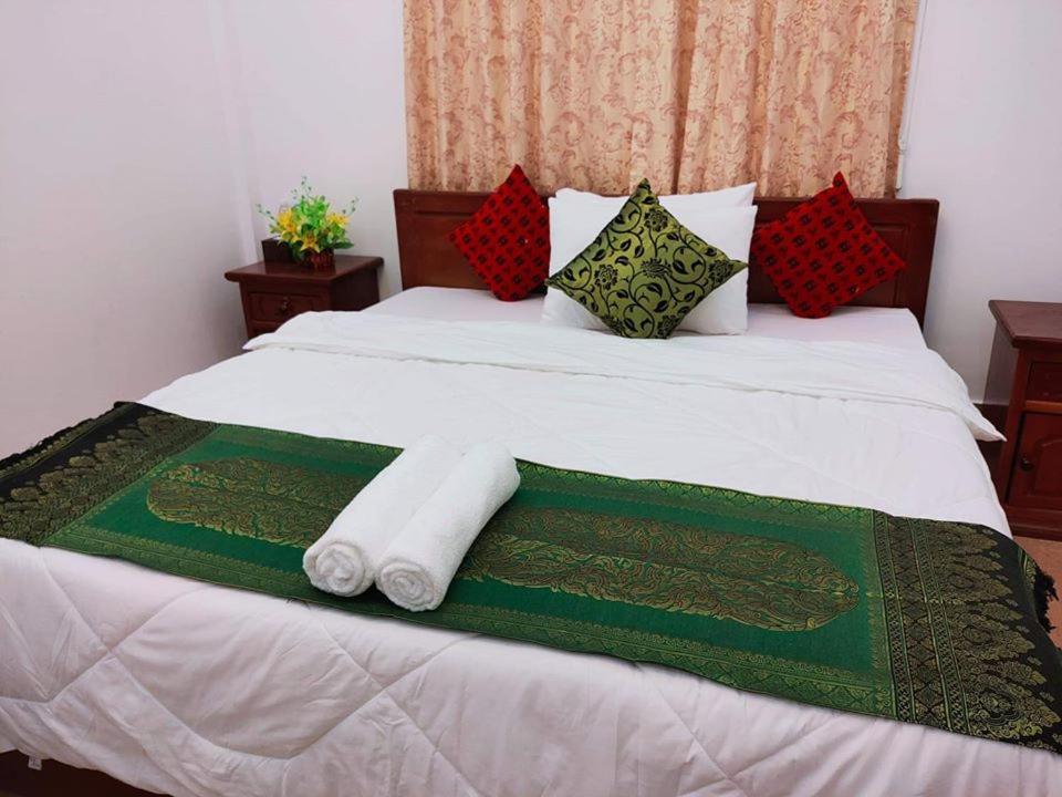 Reaksmey Meanrith Guesthouse And Residence Сіануквіль Екстер'єр фото